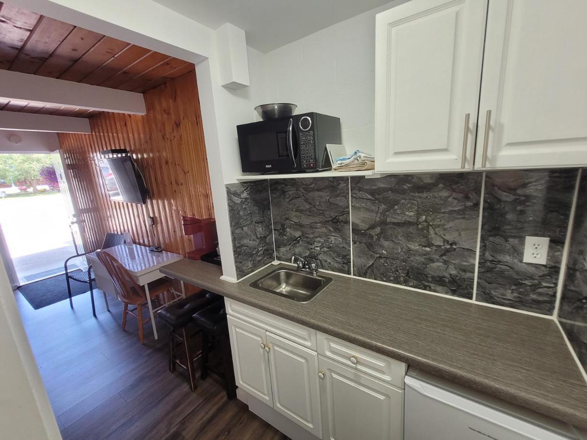 Pines Motel Sicamous Eksteriør bilde