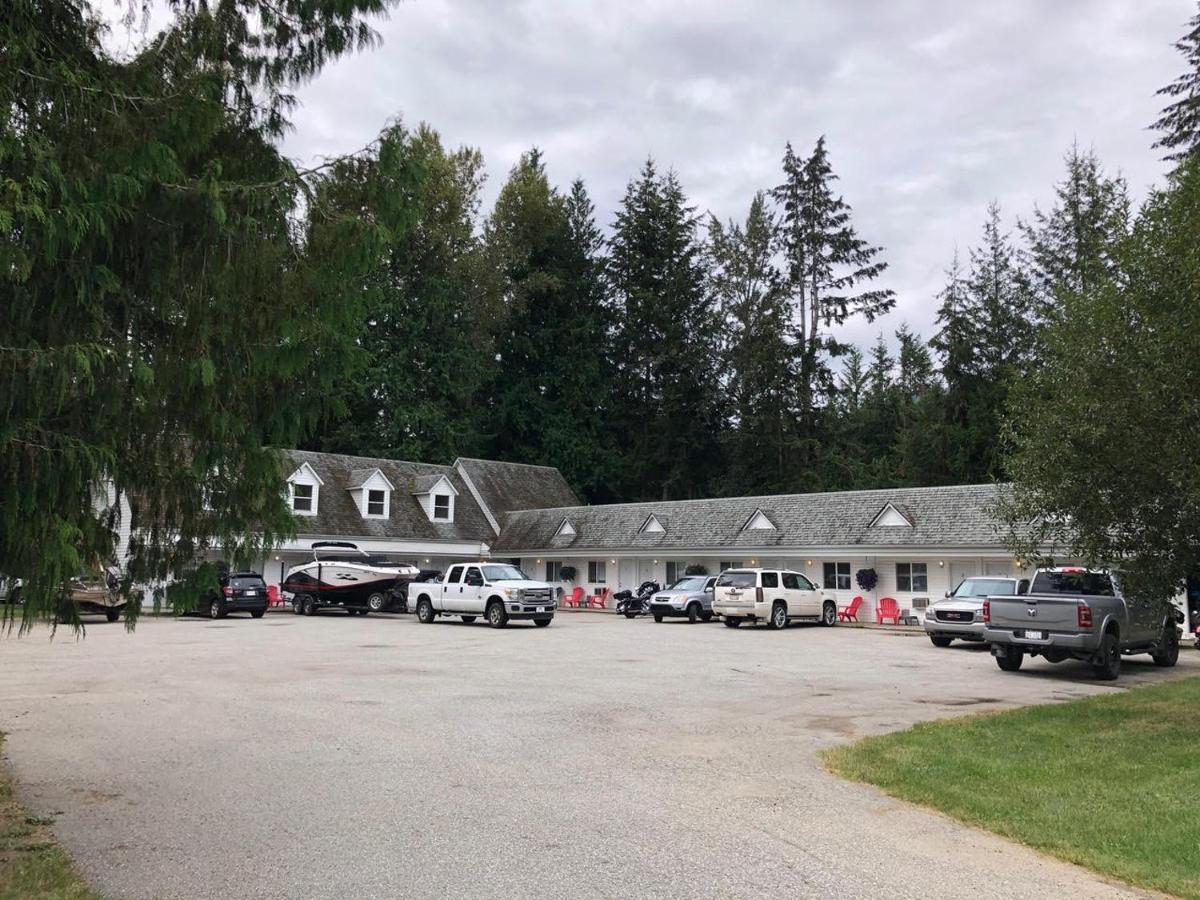 Pines Motel Sicamous Eksteriør bilde